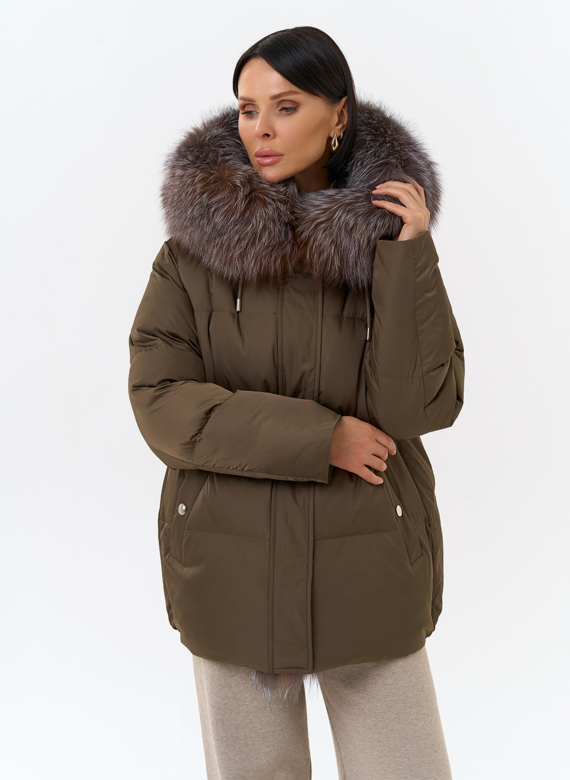 Женский пуховик с отделкой из меха блюфрост