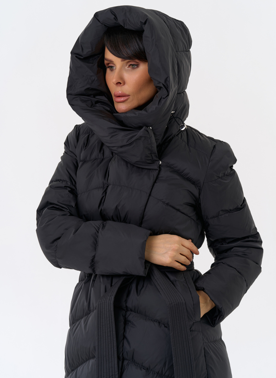 Женский длинный пуховик черного цвета с капюшоном
