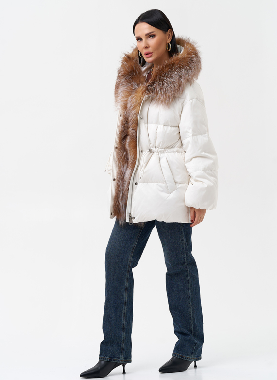 Женский пуховик с отделкой из меха лисы