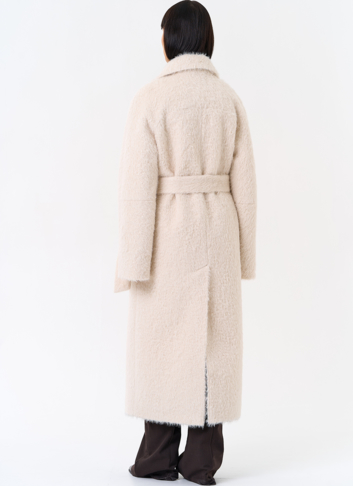 Утепленное женское пальто с английским воротником 