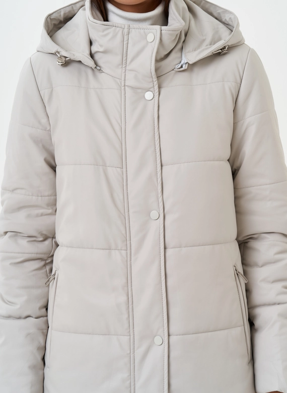 Светлый пуховик из эко кожи 
