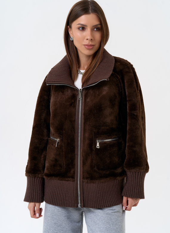 Женский двухсторонний бомбер из эко замши в коричневом цвете