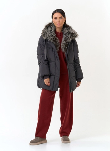 Женский пуховик с мехом чернобурой лисы на капюшоне фото