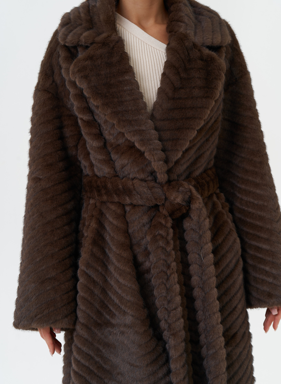 Пальто из эко меха с английским воротником