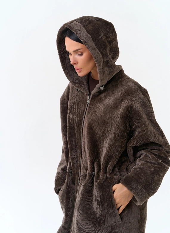 Женская двухсторонняя дубленка из натурального меха с капюшоном фото