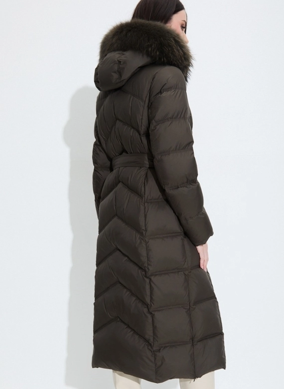 Женский пуховик с мехом енота на капюшоне фото