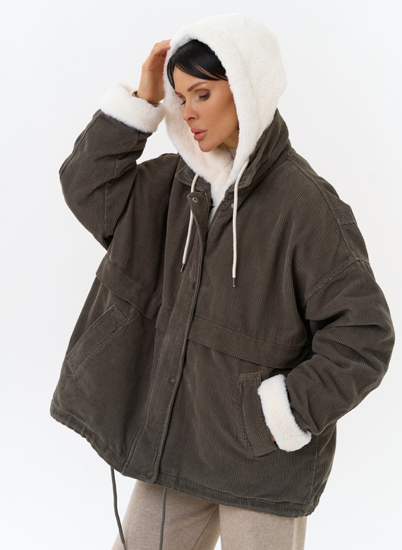 Женская утепленная куртка с отделкой из эко меха