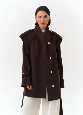 Женское укороченное пальто с акцентными плечами