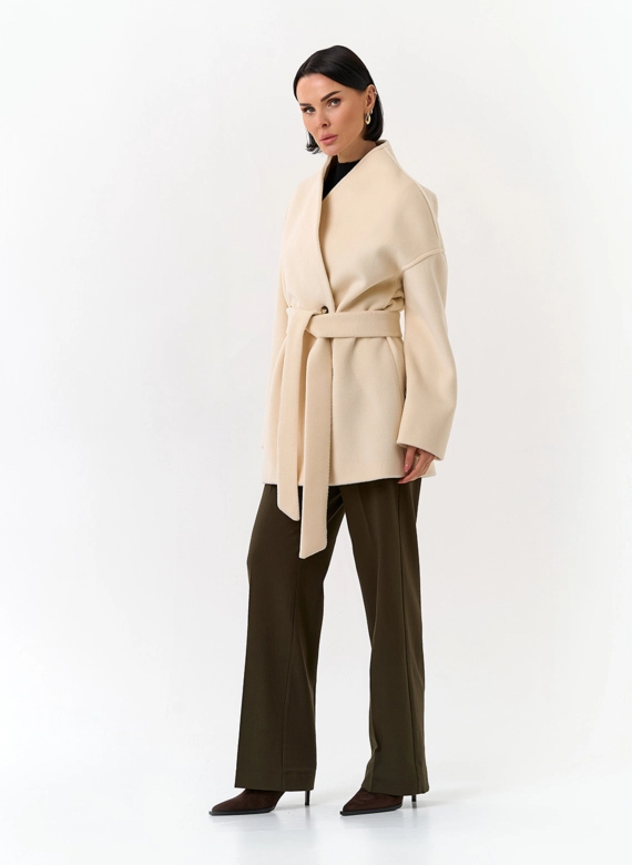 Женское укороченное пальто с поясом фото