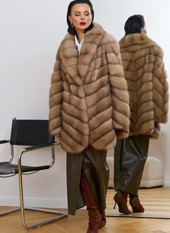 Женская шуба из куницы с воротником шаль