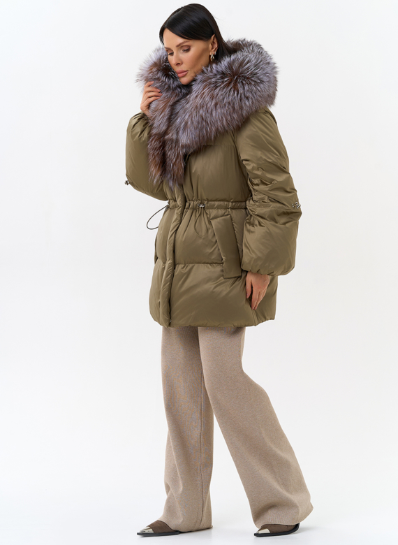 Женский пуховик с капюшоном из меха блюфрост